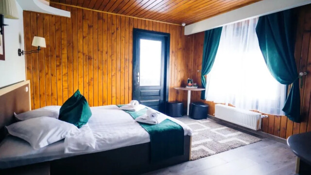 HILLDEN BOUTIQUE CAZARE SI RESTAURANT