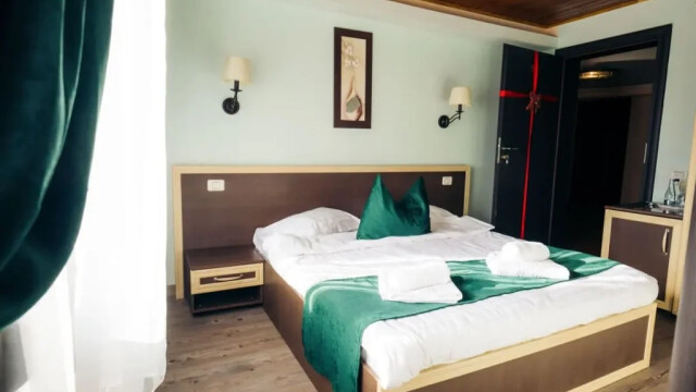 HILLDEN BOUTIQUE CAZARE SI RESTAURANT