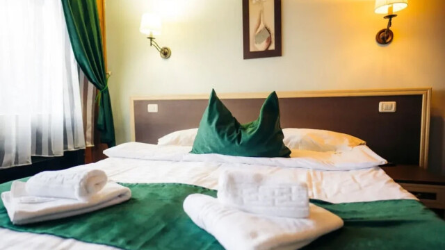 HILLDEN BOUTIQUE CAZARE SI RESTAURANT